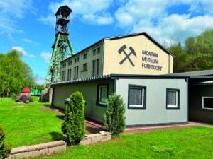 Außenansicht des Bergbaumuseums Fohnsdorf mit historischem Förderturm.