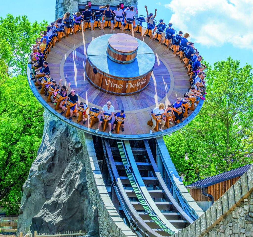 Family-Thrill-Ride „Rotonda“ im Familypark mit großer drehender Scheibe und zahlreichen Fahrgästen.