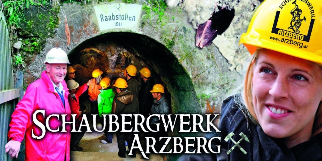 Besucher mit Schutzhelmen vor dem Eingang zum Raabstollen des Schaubergwerks Arzberg.