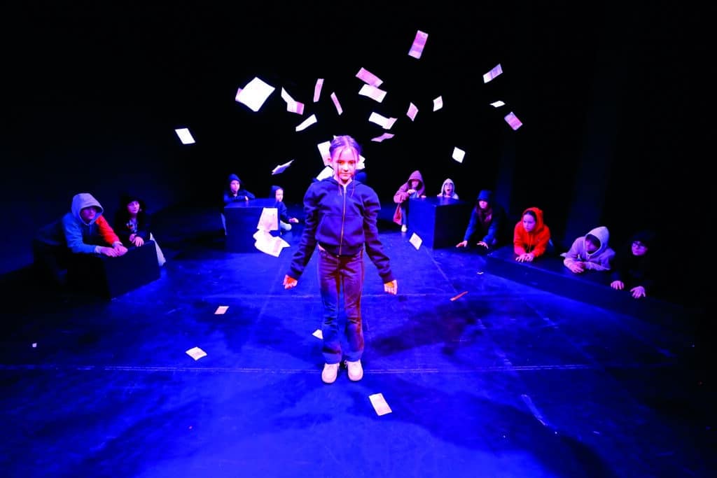 Kinder und Jugendliche präsentieren eine gemeinsame Bühnenszene in einer TaO!-Theaterwerkstatt in Graz.