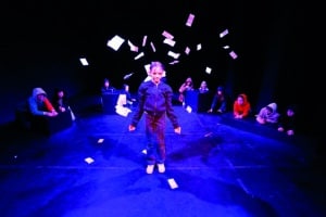 Kinder und Jugendliche präsentieren eine gemeinsame Bühnenszene in einer TaO!-Theaterwerkstatt in Graz.