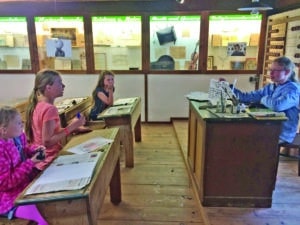 Kinder entdecken eine historische Schulklasse im Heimat.Museum im Tabor in Feldbach.