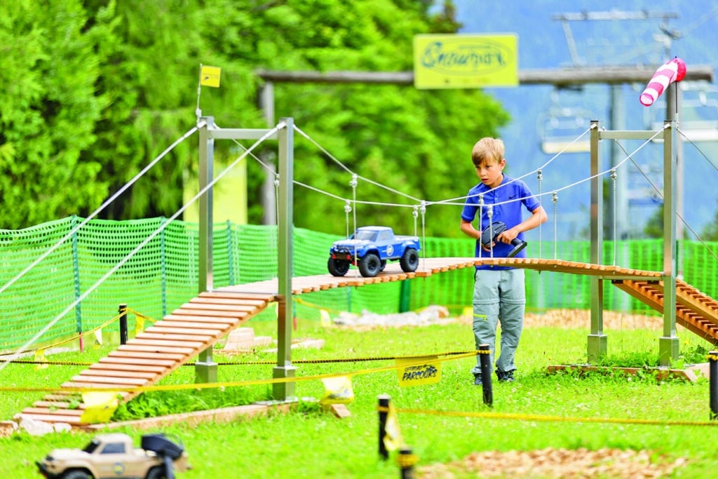 Kind steuert ein ferngesteuertes Fahrzeug über den Modell-Crawler-Parcours auf der Gemeindealpe Mitterbach.