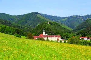 Entdecken Sie Stift Rein, das älteste Zisterzienserkloster der Welt, mit historischen Schätzen, Stein.Zeit.Museum und Führungen für Familien.