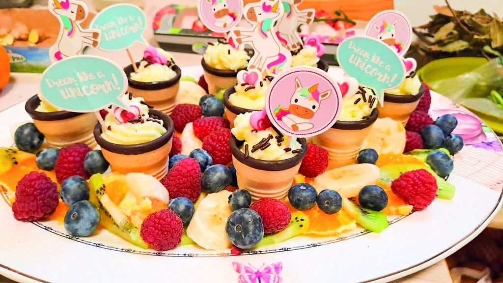 Einhorn-Desserts mit Beeren für einen Kindergeburtstag am Schusterhans-Hof in Semriach.