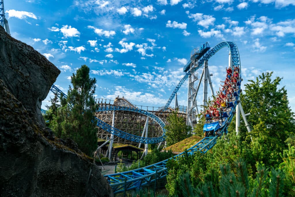Fahrgäste erleben eine rasante Achterbahnfahrt im isländischen Themenbereich des Europa-Park.