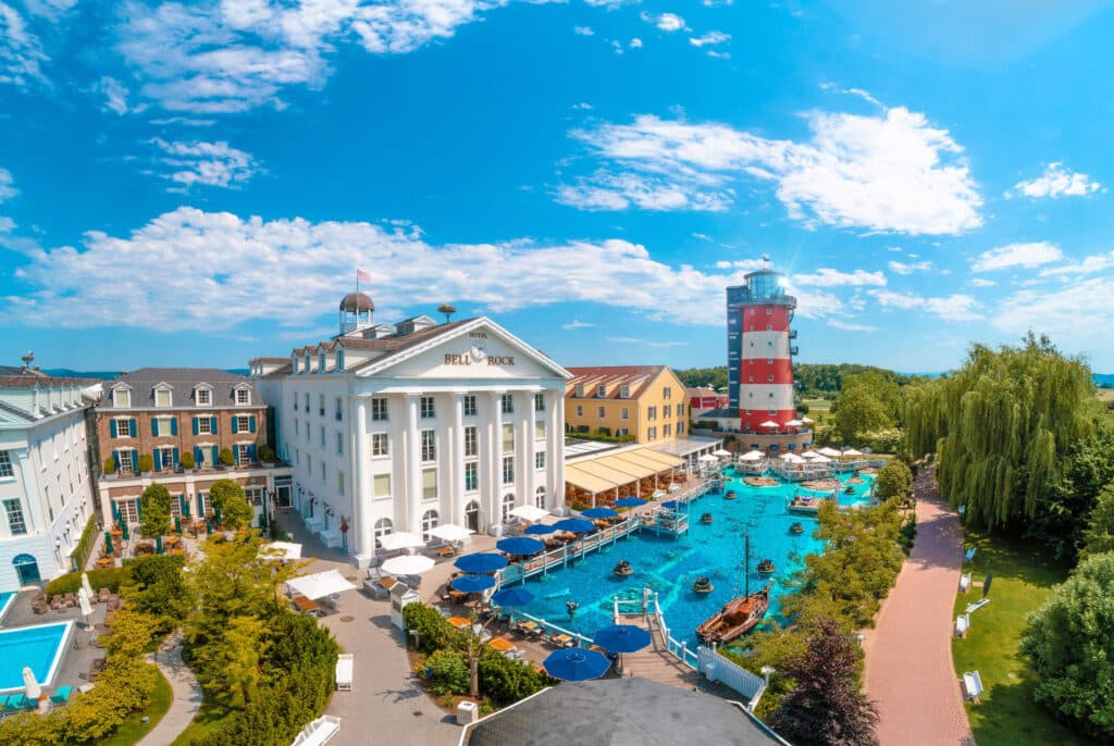 Europa-Park Hotel Bell Rock mit großem Außenbecken und Leuchtturm.
