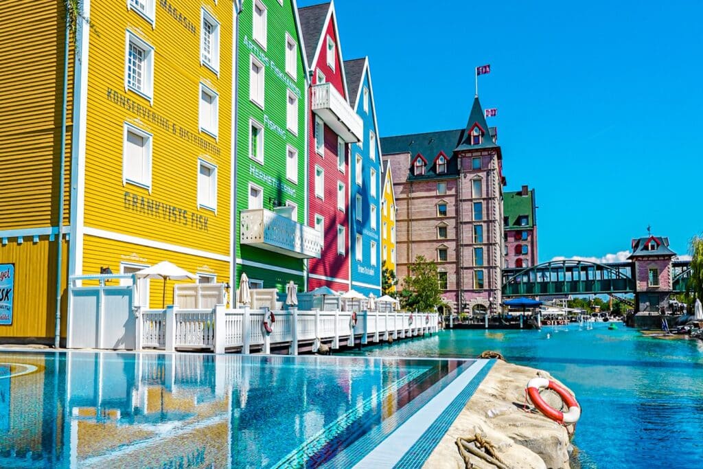 Außenbecken des Europa-Park Hotels Krønasår mit farbigen Hotelfassaden.