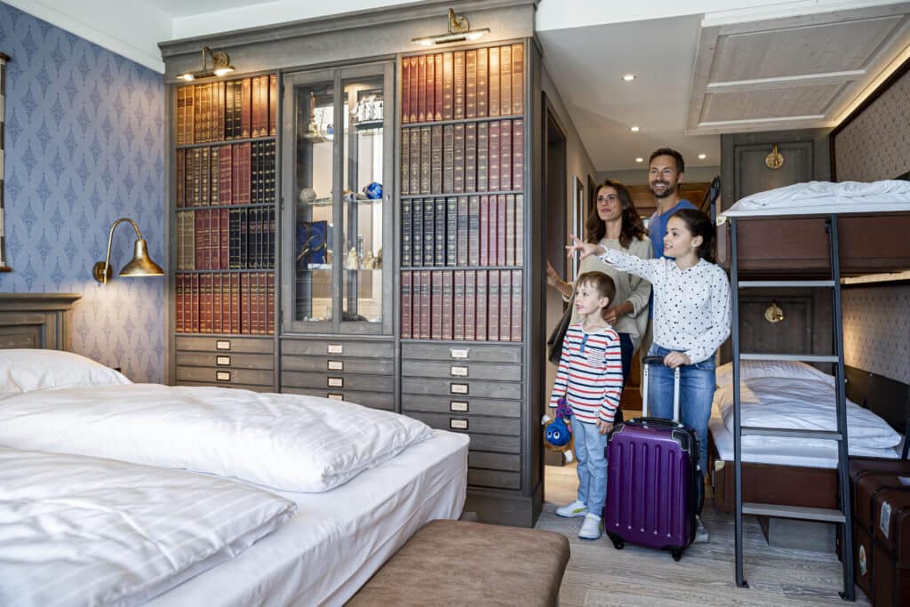 Familie betritt ein Familienzimmer im Europa-Park Hotel.