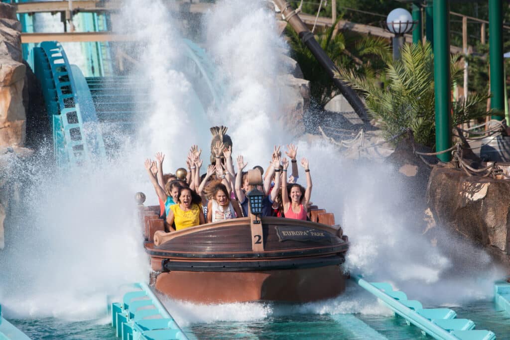 Fahrgäste erleben die Wasserachterbahn Atlantica SuperSplash im portugiesischen Themenbereich des Europa-Park.