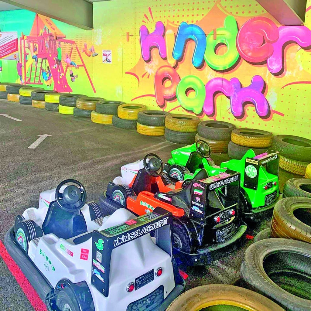 Überdachte Kinder-Go-Kart-Bahn im TAF-Timer Automuseum in Villach.