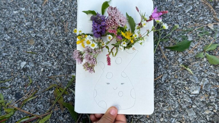Selbstgemachte Naturvase aus Karton mit bunten Wildblumen