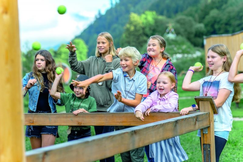 Spielende Kinder in Naturwelten Steiermark