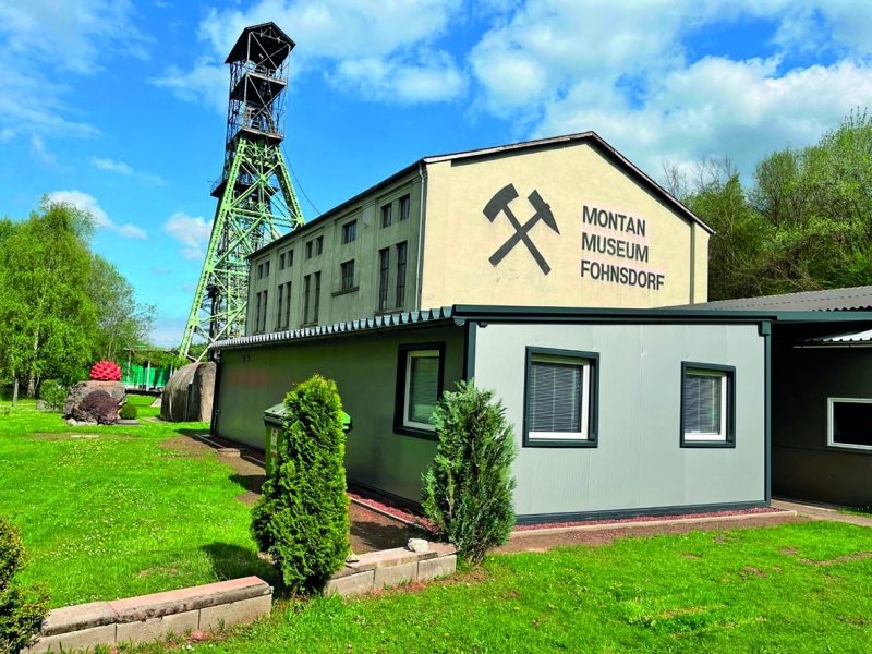 Außenansicht des Bergbaumuseums Fohnsdorf mit historischem Förderturm.