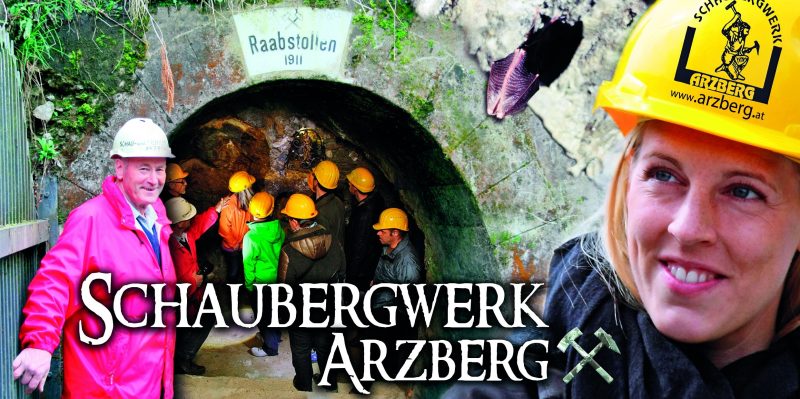 Besucher mit Schutzhelmen vor dem Eingang zum Raabstollen des Schaubergwerks Arzberg.