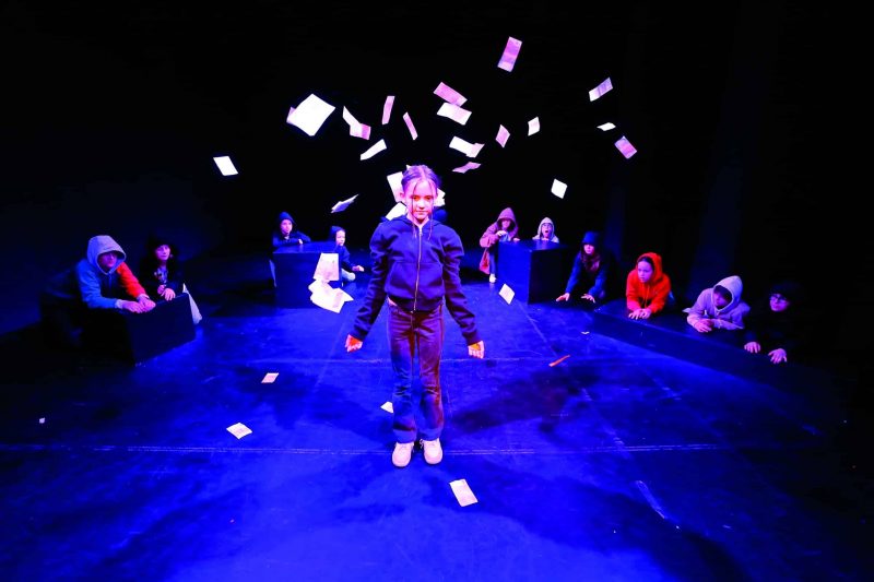 Kinder und Jugendliche präsentieren eine gemeinsame Bühnenszene in einer TaO!-Theaterwerkstatt in Graz.